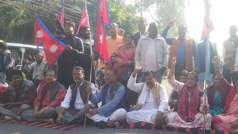 मधेश प्रदेश भवन अगाडि सात दलका नेता कार्यकर्ताको धर्ना
