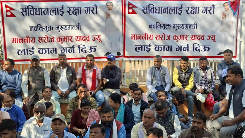 मधेश सरकार विवाद : एमाले र सात दल दुबै धर्नामा
