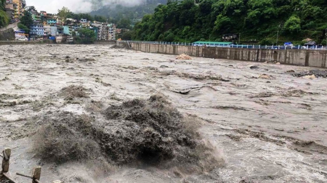 महाकाली नदीमा फसेका युवकको उद्धार