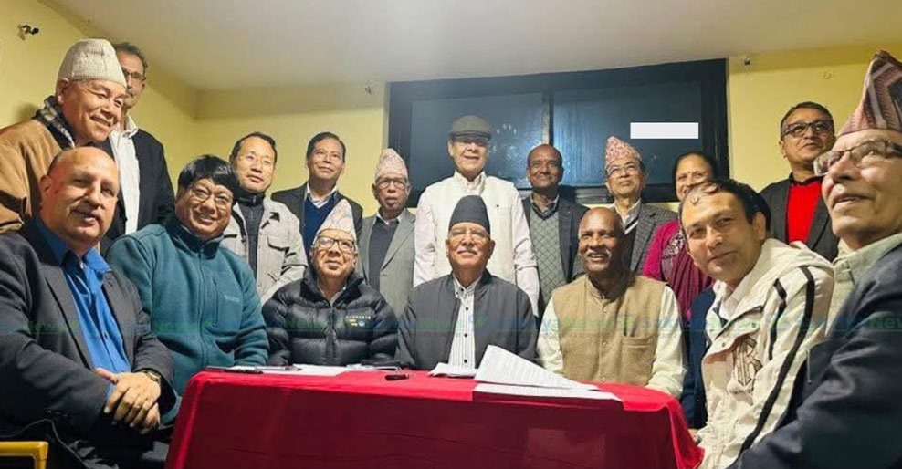 माओवादीसहित आठ दलले गरे १८ बुँदे पार्टी एकता सहमतिपत्रमा हस्ताक्षर