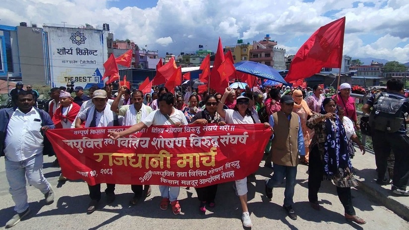 माइतीघरमा लघुवित्त पीडितको प्रदर्शन