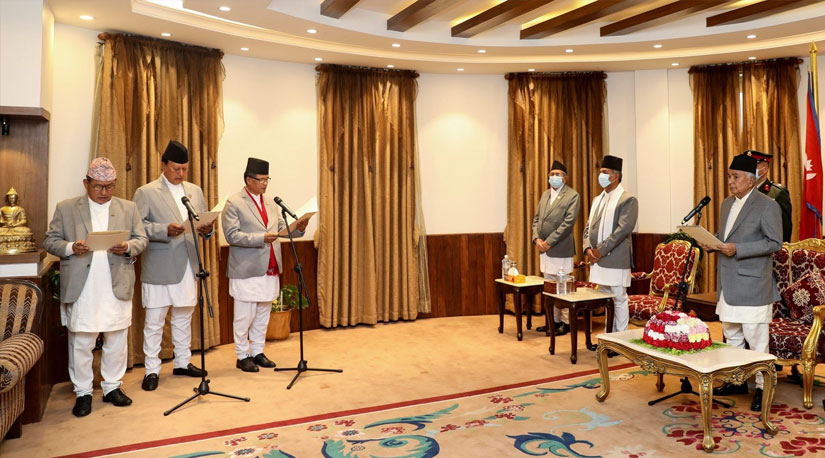 नवनियुक्त मन्त्रीले गरे शपथ ग्रहण