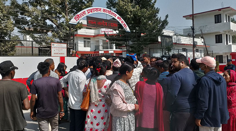 तुलसी सहकारीका बचतकर्ताले गरे जिल्ला प्रशासन कार्यालय घेराउ