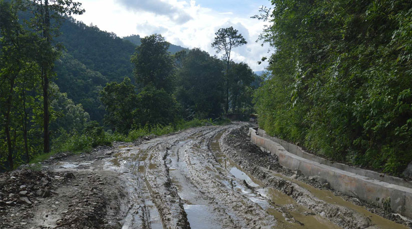 जलबिरेको अवस्था : कतै हिलो कतै पहिरो