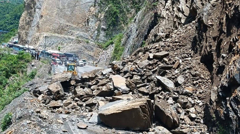 बाढीपहिरोका कारण विभिन्न राजमार्ग र मुख्यसडक अवरुद्ध