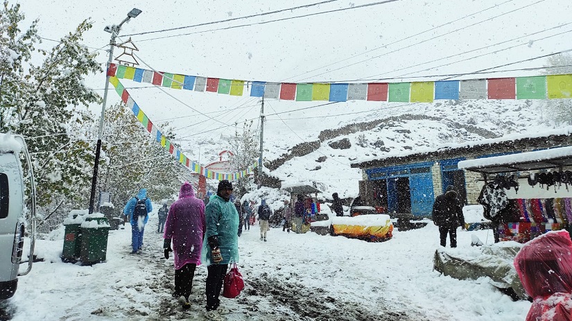 मुस्ताङको तल्लो क्षेत्रमा बाक्लो हिमपात
