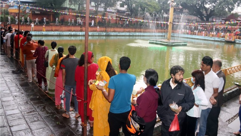नागको पूजा गर्न नागपोखरीमा भक्तजनको घुइँचो