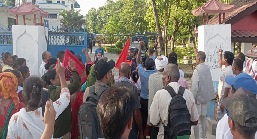 जिल्ला प्रशासन कार्यालय र जिल्ला प्रहरी कार्यालयमा मिटरब्याज पीडितहरूको नाराबाजी