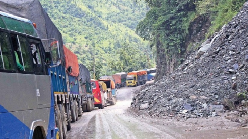 १५ ठाउँको पहिरो हटाएपछि नारायणगढ-मुग्लिन सडक दुईतर्फी सञ्चालन