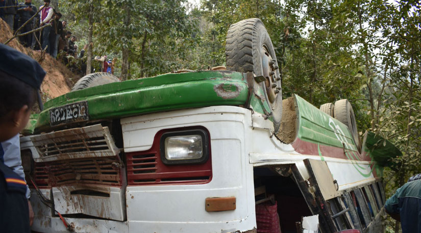 नुवाकोटमा बस दुर्घटना हुँदा तीन जनाको मृत्यु, २३ घाइते