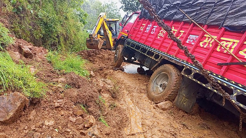 सिद्धार्थ राजमार्गमा गुडिरहेको ट्रकमाथि पहिरो खस्यो