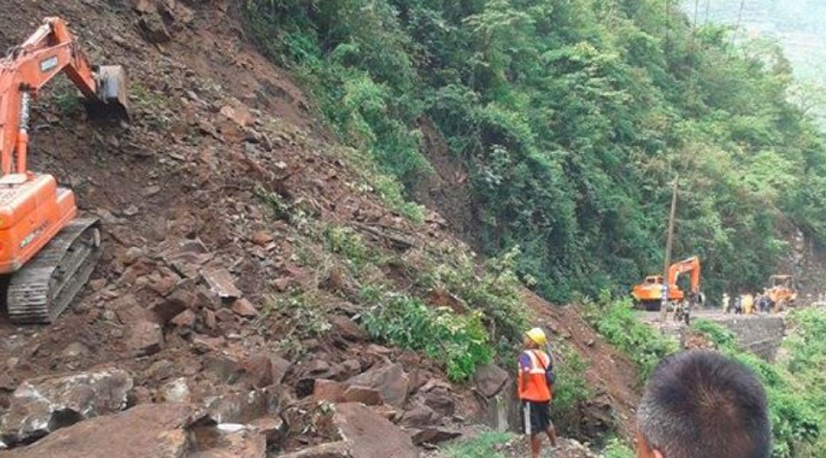 वर्षाले विभिन्न राजमार्ग अवरुद्ध