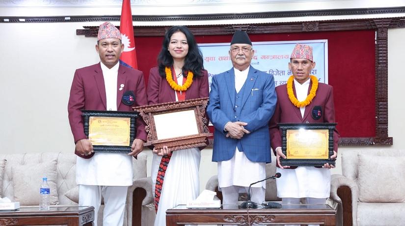 प्रधानमन्त्रीबाट पदक विजेता पलेशालाई पुरस्कार प्रदान