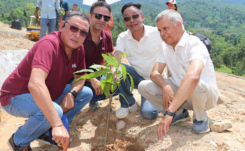 काभ्रेको नयाँ गाउँमा लिजेन्ड्स् प्रोपर्टी र हिमालयन बैंकको वृक्षरोपण