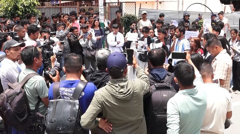 कक्षा १२ को नतिजाप्रति असन्तुष्टि जनाउँदै विद्यार्थीहरूको प्रदर्शन
