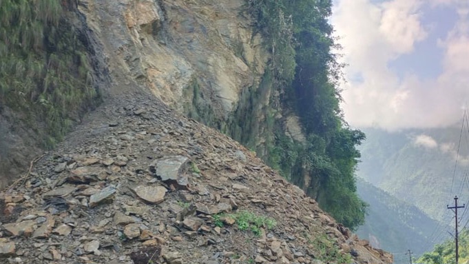 पहिरोले नारायणगढ–मुग्लिन र पृथ्वी राजमार्ग पूर्ण अवरुद्ध