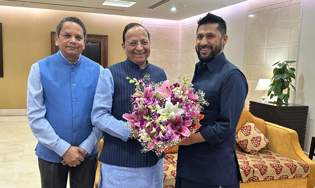 लामिछानेलाई विमानस्थलमा भाजपाका महासचिव सिंहले गरे स्वागत