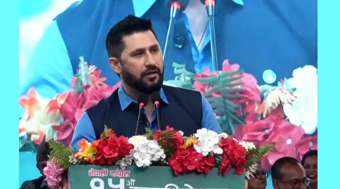 सरकार ढल्छ भनेर पर्खिनेहरू सरकार नढलेको देखेर आफैँ बेहोस भएर ढल्छन् : लामिछाने