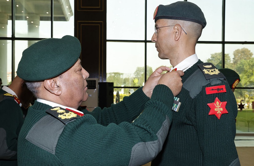 रथी कृष्णप्रसाद भण्डारीलाई दर्ज्यानी चिह्न प्रदान