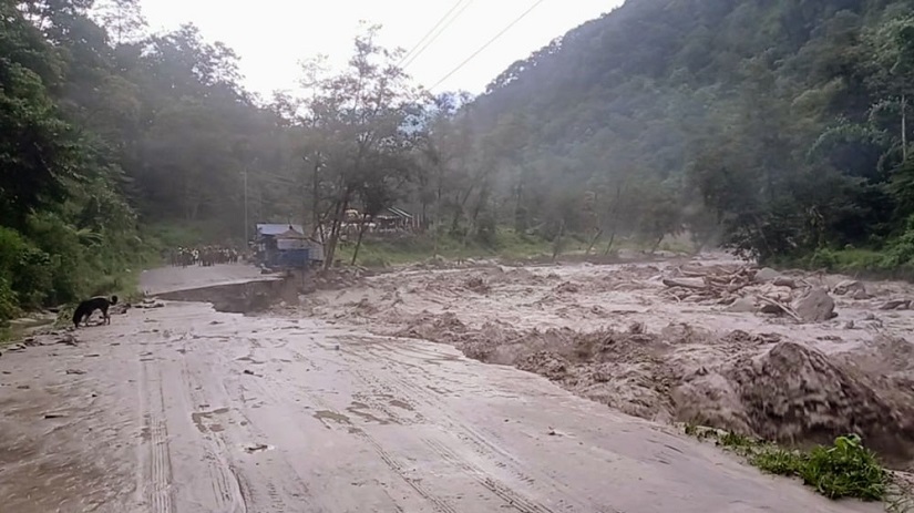 बाढी र पहिरोले २१ सडक प्रभावित