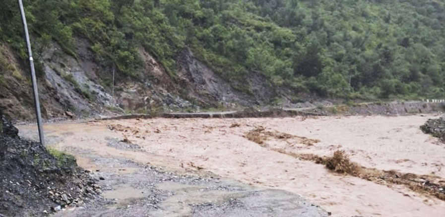  रोशी खोलामा पानीको बहाब बढेपछि बीपी राजमार्गमा सवारी आवागमन बन्द