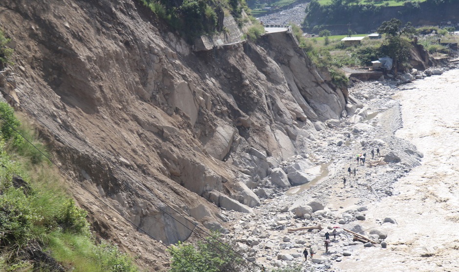 डाइभर्सन बगाएपछि अवरुद्ध बिपी राजमार्ग एकतर्फी खुला