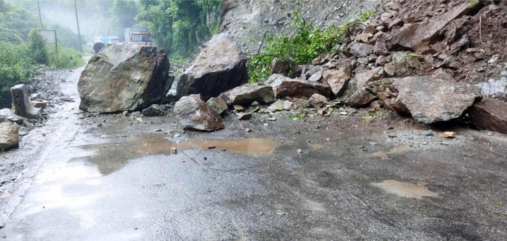 पहिरोले कान्तिलोक पथ सडक अवरूद्ध