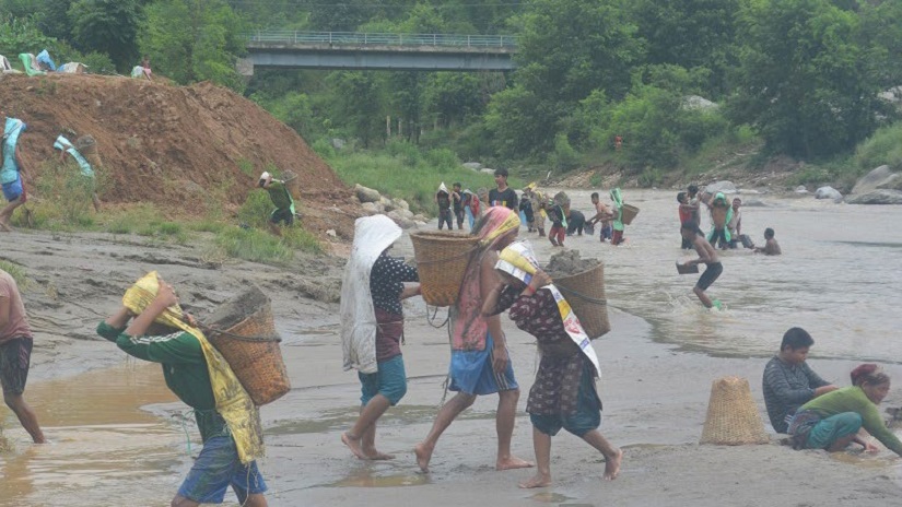 त्रिशूलीमा बालुवा संकलन पुनः सुरु