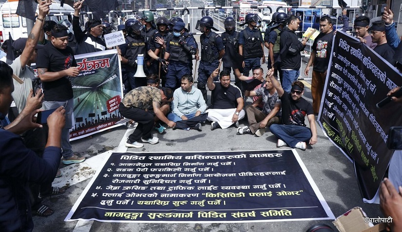 नागढुङ्गा सुरुङमार्गमा स्थानीयवासीको विरोध प्रदर्शन