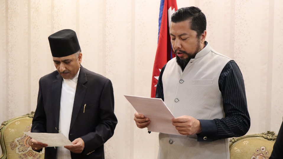 विद्युत् नियमन आयोगका नवनियुक्त पदाधिकारीले लिए शपथ