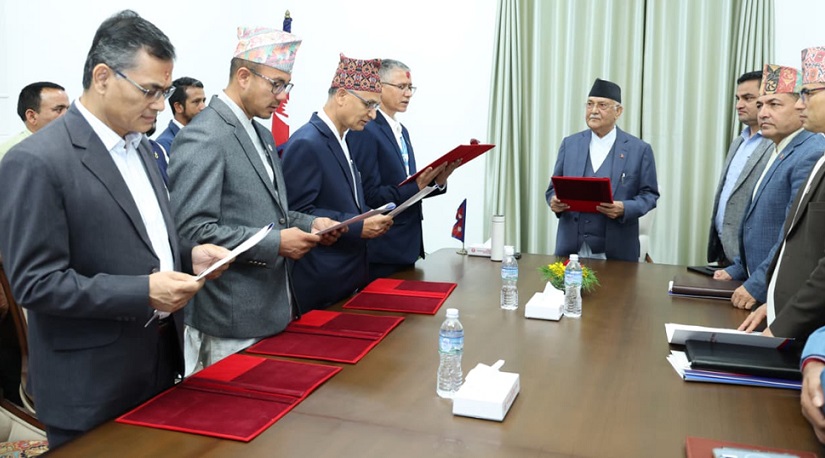 ४ स्वास्थ्य विज्ञान प्रतिष्ठानका उपकुलपतिले लिए पद तथा गोपनीयताको शपथ