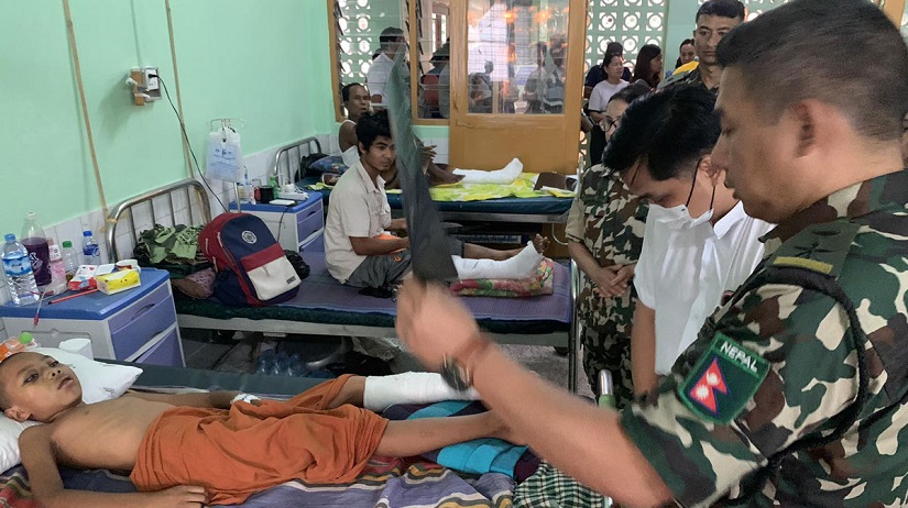 म्यानमारमा नेपाली सेना भूकम्पपीडितको उपचारमा