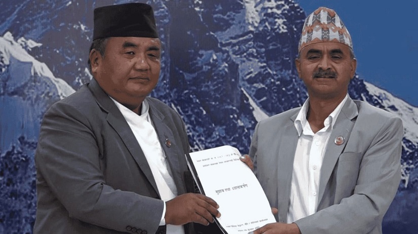 सरकारलाई नीति तथा कार्यक्रमबारे सुझाव प्रतिवेदन हस्तान्तरण