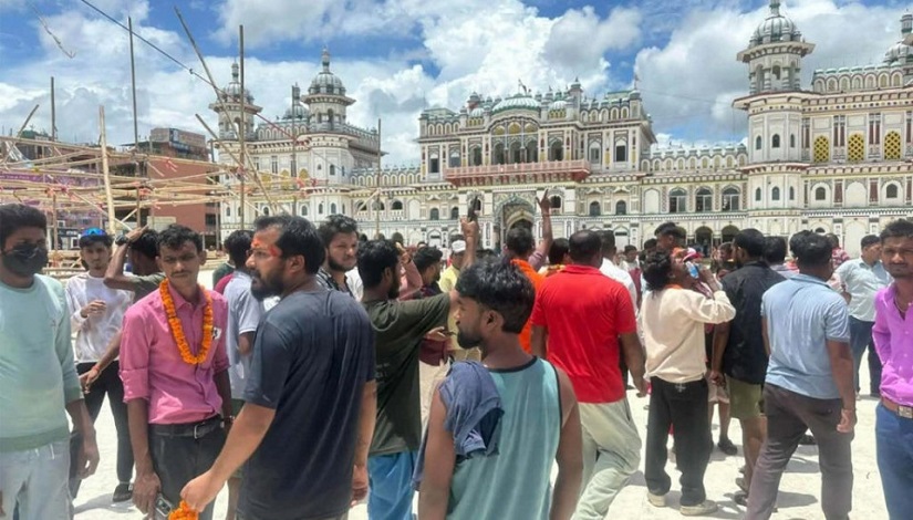 जानकी मन्दिर परिसरमा श्रम संस्कृति पार्टीका कार्यकर्ता र विभिन्न हिन्दूवादी सङ्घसंस्थामा आबद्ध युवाबीच तनाव