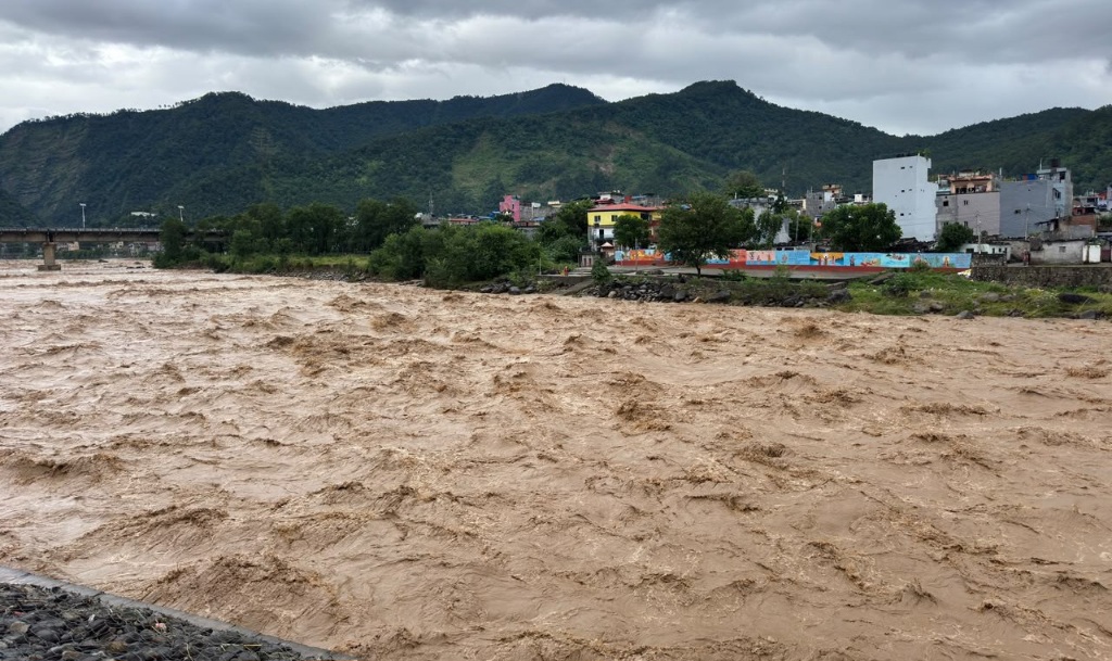 तिनाउ बाढीमा छ घर बगे