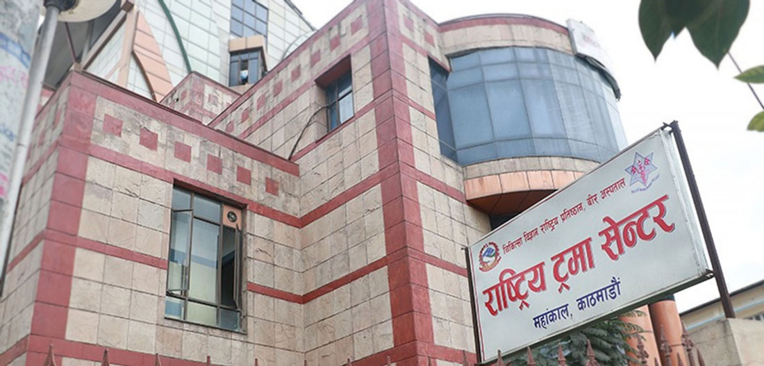 नारायणी अस्पतालका मेडिकल अफिसर डा. राम थप उपचारका लागि ट्रमा सेन्टरमा