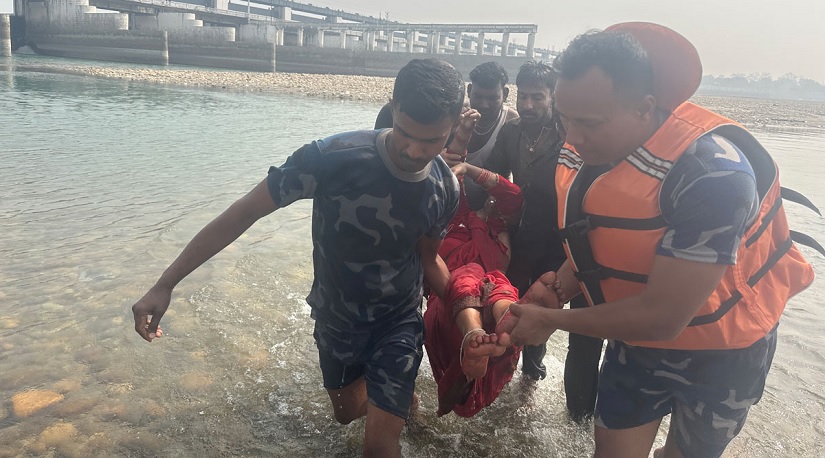 नारायणीमा हामफालेकी महिलाको सकुशल उद्धार