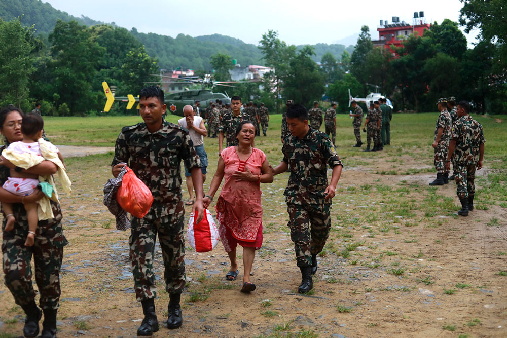 नेपाली सेना र निजी क्षेत्रका हेलिकप्टरबाट ११४ बाढी प्रभावितको उद्धार